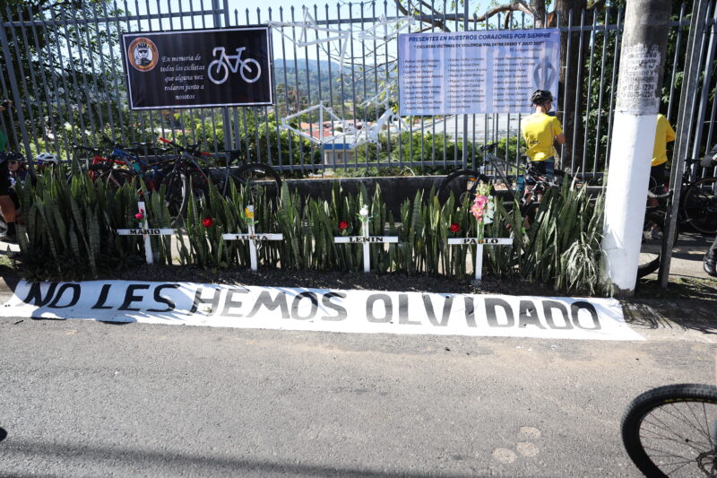 Cientos de ciclistas toman las calles en manifestación. Foto Catalina Mairena.