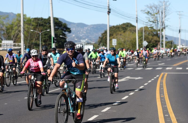 Cientos de ciclistas toman las calles en manifestación. Foto Catalina Mairena.