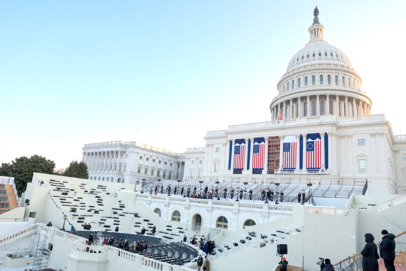 Los preparativos para la ceremonia del lunes continúan en el Capitolio.
