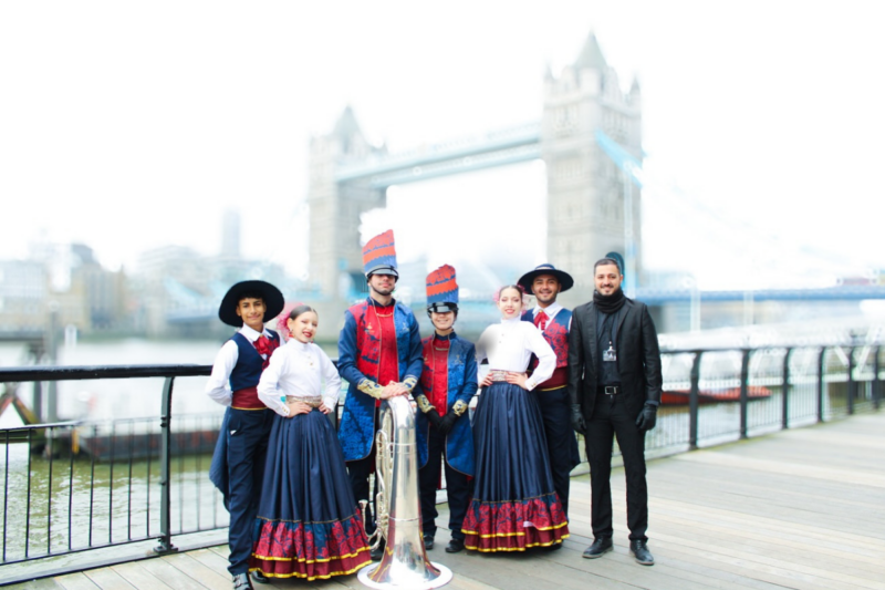 Banda tica se luce en desfile en Londres