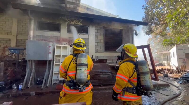 Bomberos apagan incendio en taller y evitan explosión 
