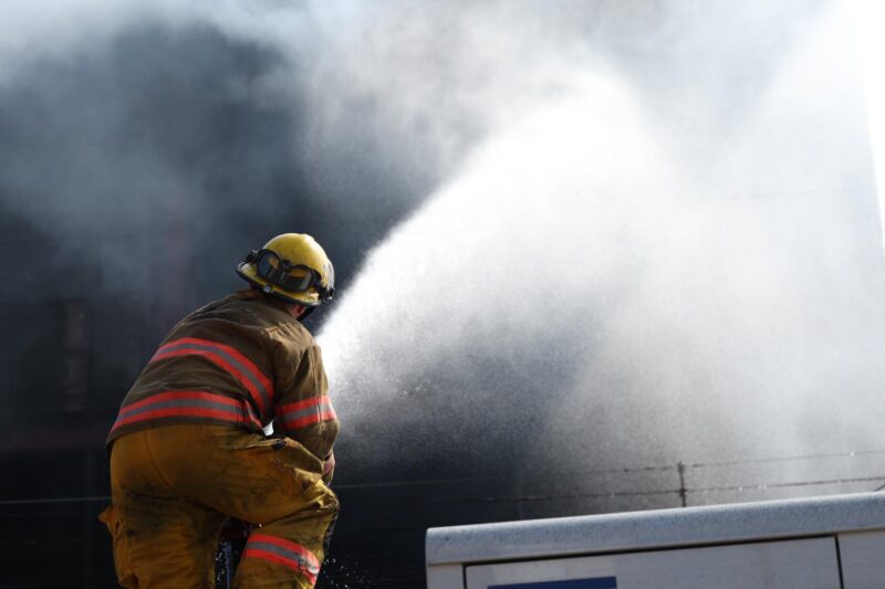 Bomberos siguen batallando contra incendio en San Pedro