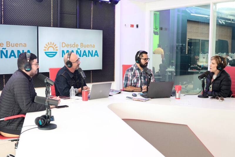Pérez y Álvarez (primero a la izquierda) estuvieron en el programa Desde Buena Mañana en Extra Radio.