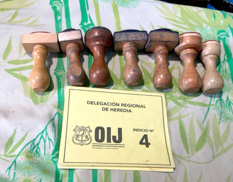 Agentes judiciales incautaron los sellos que Poveda al parecer usaba para falsificar documentos.