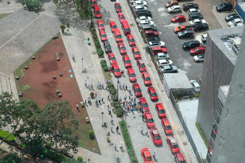 La Fuerza Roja asegura que al cierre de año podrían quedar menos de 5.000 taxistas.