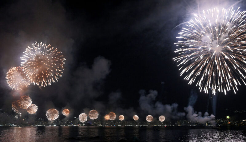 Fuegos artificiales con fines ilustrativos.