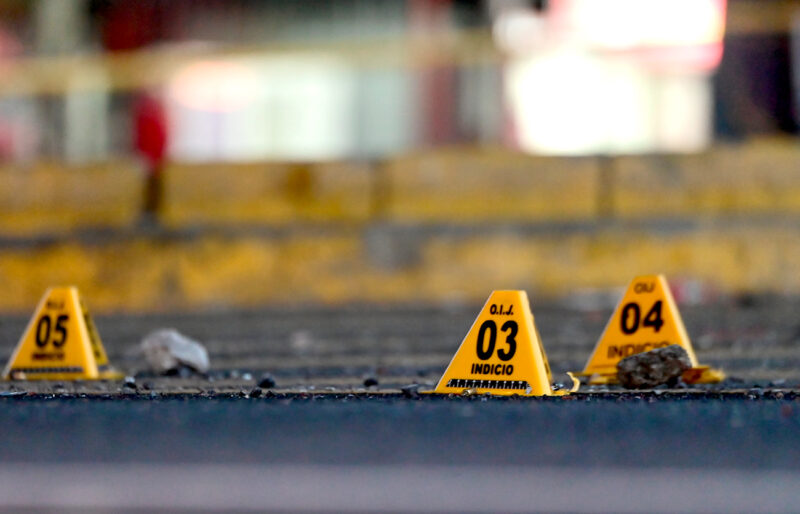 Un hombre murió tras recibir un impacto de bala al discutir con otros dos.