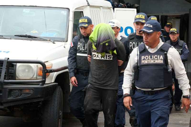 Hombre que se fugó de centro penal Gerardo Rodríguez fue detenido por los oficiales de la Fuerza Pública y entregado a la Policía Penitenciaria.