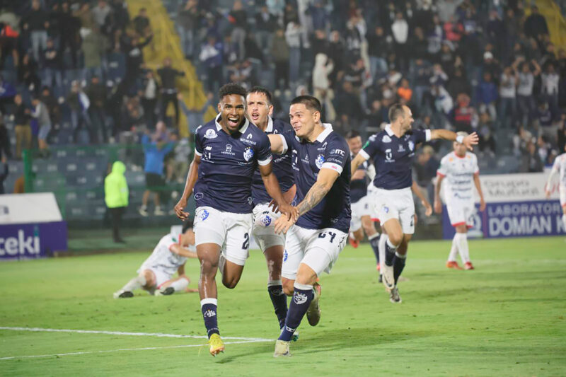 Kenyel Mitchell marcó el gol decisivo del duelo.
