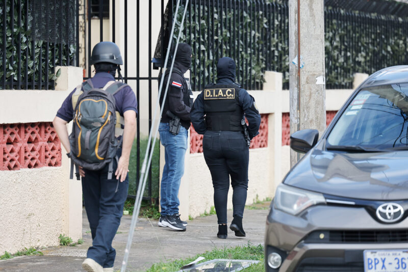 La Policía de Control de Drogas ejecutó 10 allanamientos para desarticular una banda que se dedicaba al narcotráfico a través de redes sociales.