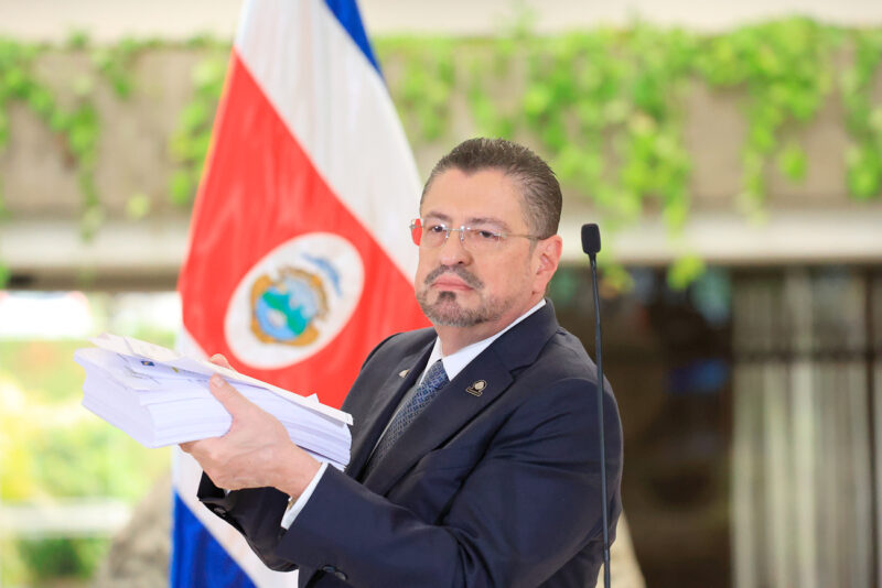 El presidente Rodrigo Chaves sostiene el informe actuarial que da fundamento al proyecto de ley presentado.