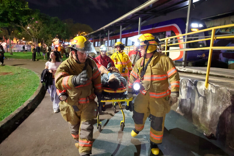 El joven fue trasladado para su valoración por las heridas que sufrió tras ser empujado por el tren.