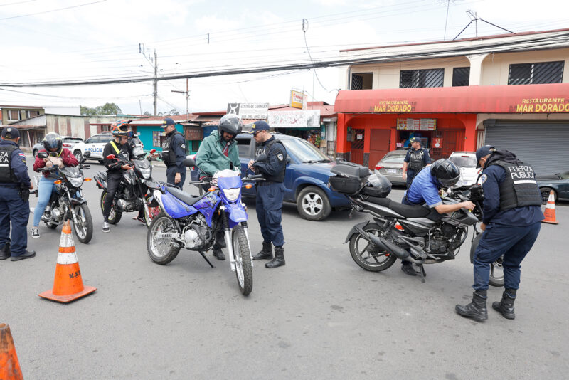 Operativo en las cercanías de la delegación policial de Concepción de Alajuelita este miércoles.