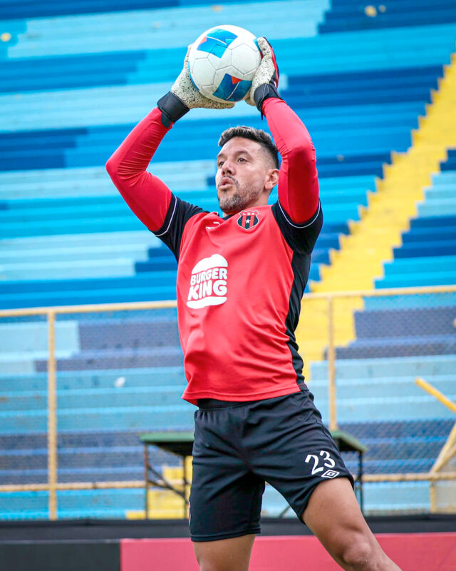 Moreira defenderá el marco vestido de naranja.