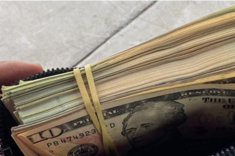 Policía detiene a mujer con más de 5 mil dólares en efectivo