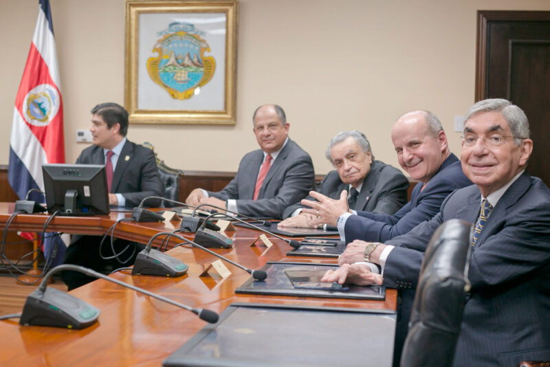 En la gráfica, los expresidentes Carlos Alvarado, Luis Guillermo Solís, Abel Pacheco, José María Figueres y Óscar Arias.