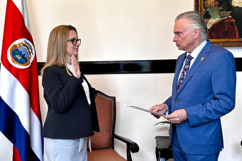 Jiménez es diplomática de carrera