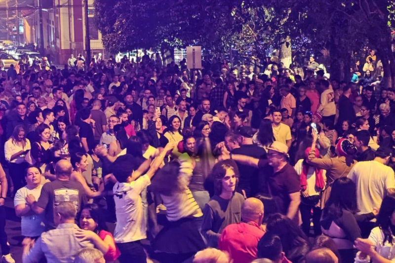 Turrialba recibe el 2025 con baile en la madrugada