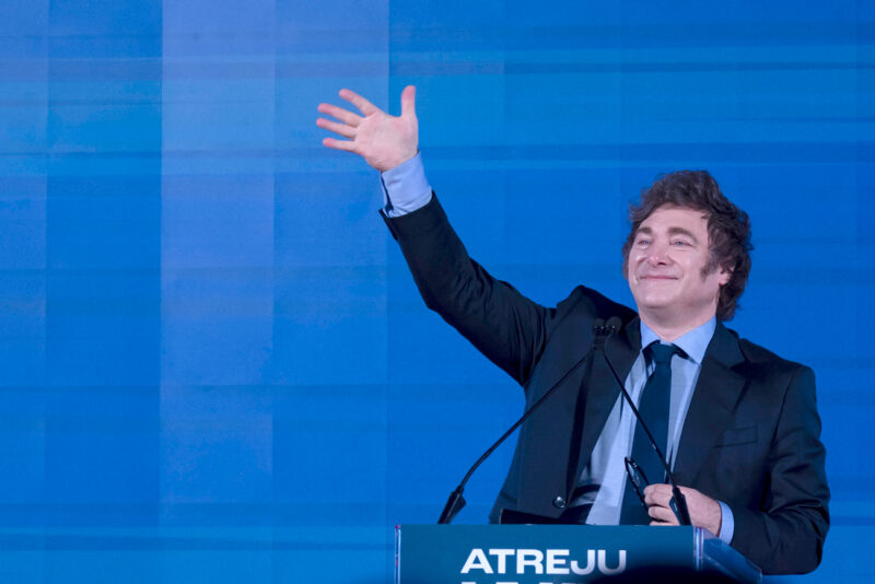 Milei negocia con el FMI un nuevo programa de fondos y reformas para levantar regulaciones al uso de divisas extranjeras.