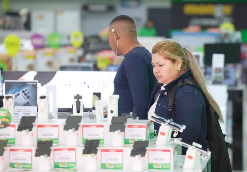 Miles de ticos recurren todos los meses a comercios que venden electrodomésticos a crédito.