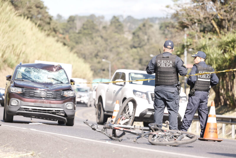 El vehículo golpea la bicicleta, el ciclista impacta contra el parabrisas y fallece sobre la vía.