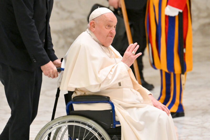 Durante su permanencia en el centro médico, Jorge Bergoglio ha trabajado de manera intermitente.