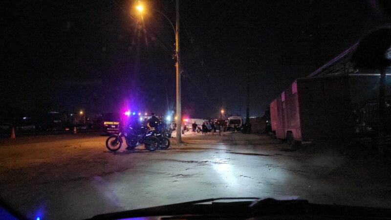 Colisión entre moto y grúa. Foto: corresponsal / Roger Soto.