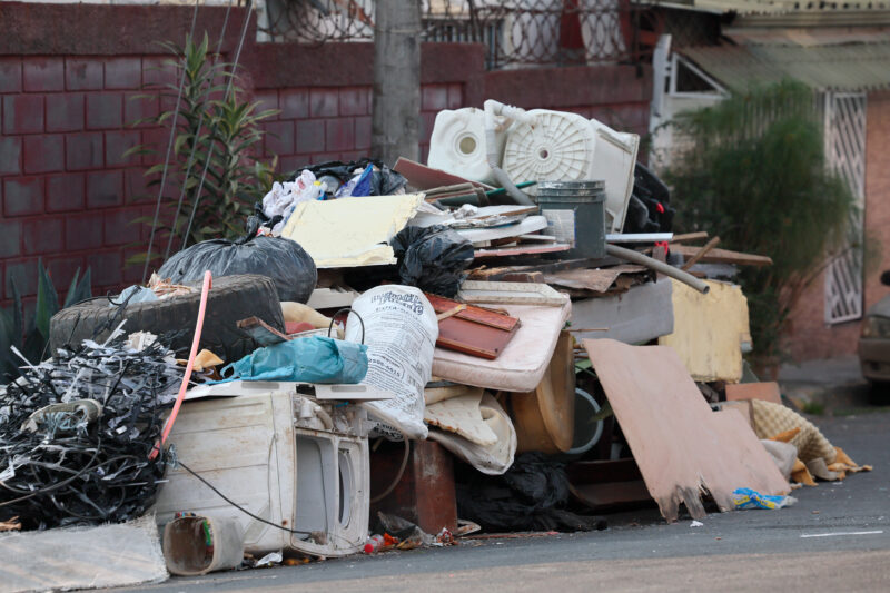 Es importante la cantidad de muebles y electrodomésticos abandonados en la vía pública.
