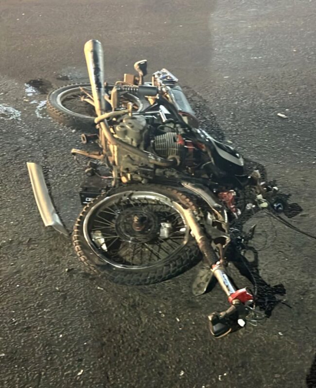 Colisión entre moto y carro en San Carlos. Foto: corresponsal Mary Luz Rojas.