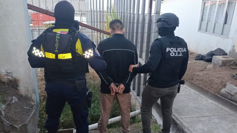 Detienen sospechoso de asaltar casa y retener familia dentro de su propia vivienda. Foto: OIJ.
