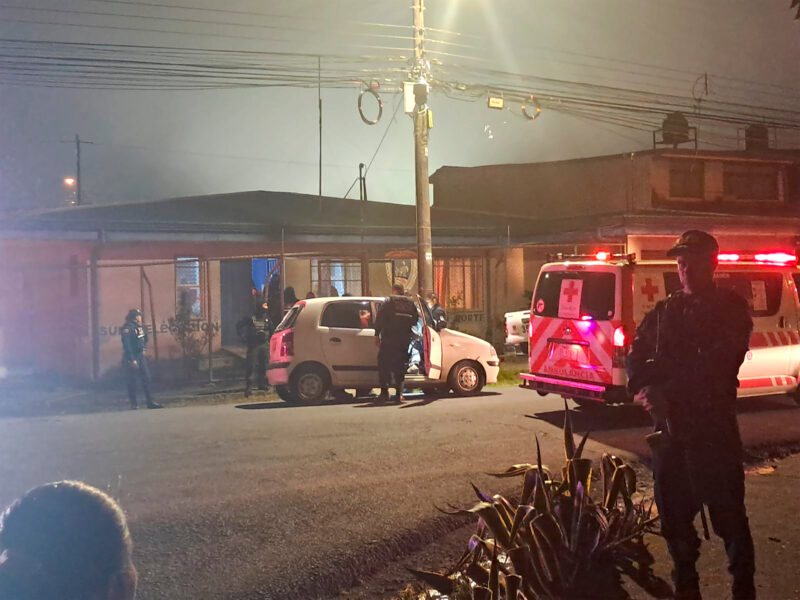 El conductor logró manejar herido y pedir ayuda en una delegación policial.