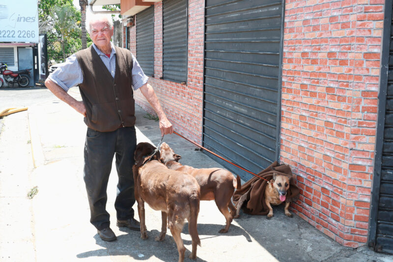 Nietzen de 95 años tuvo que ser evacuado de su vivienda con sus mascotas.