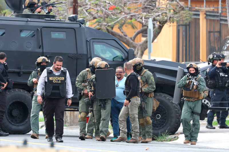 El hombre salió con una sonrisa luego de tener a la UEI y la UEA durante cinco horas frente a su casa.