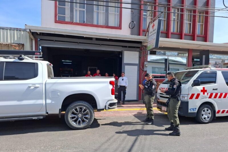 Carro mal parqueado obstaculizó salida de Cruz Roja por más de una hora 