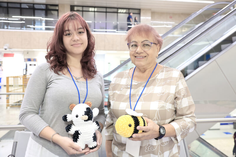Melissa cuenta con el apoyo de su abuela, María Julieta, en las ferias a las que asiste.