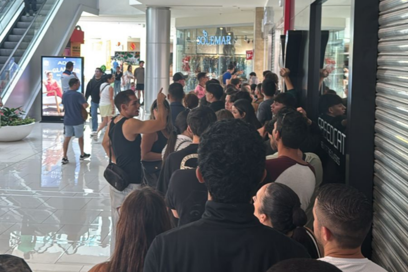 locura en centro comercial por IPads a 50% de descuento