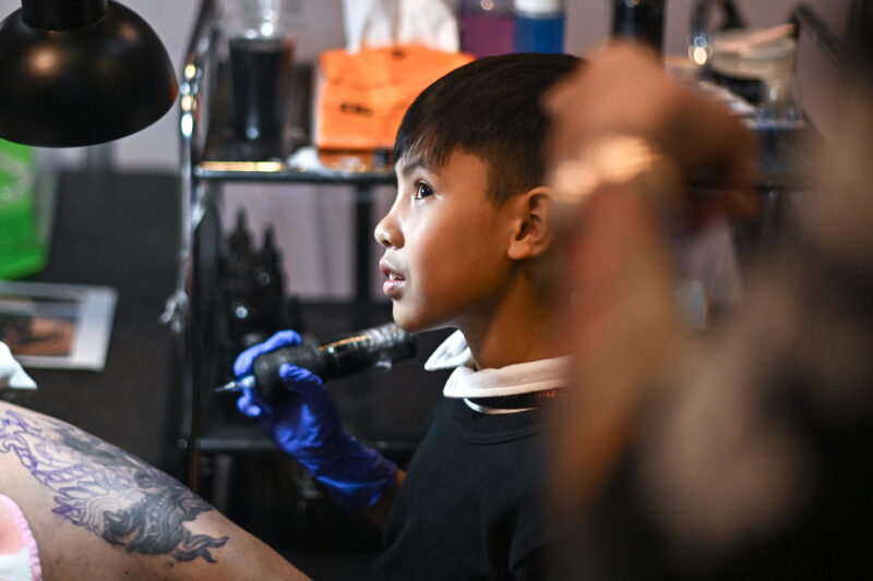 Niño tatuador de 9 años asombra por su destreza en Tailandia. Foto: AFP. 