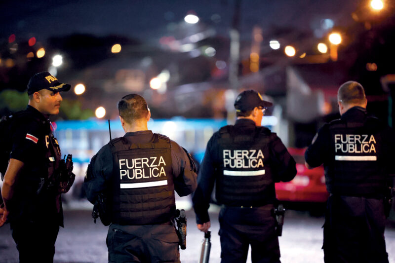 Oficiales de Fuerza Pública llegaron tras la alerta de una balacera en Matama de Limón.