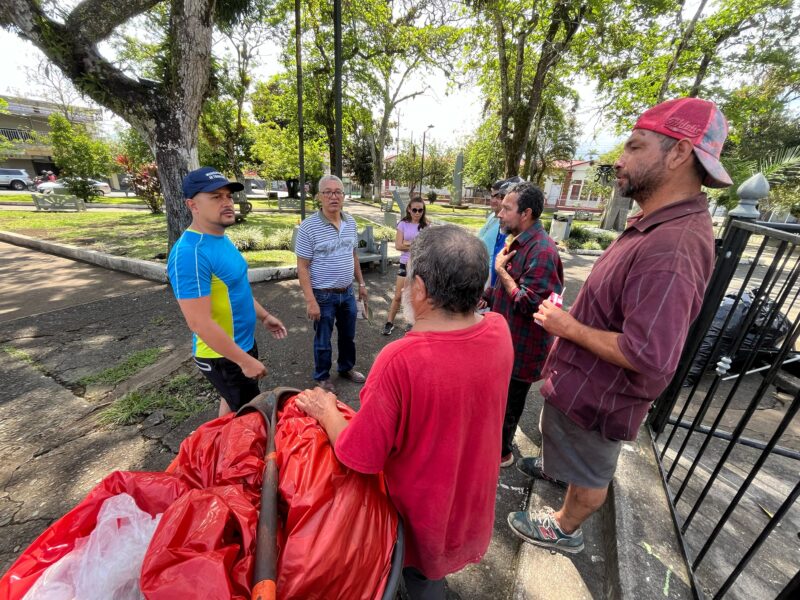 Personas en condición de calle limpian parque en Turrialba. Foto: Cortesía.