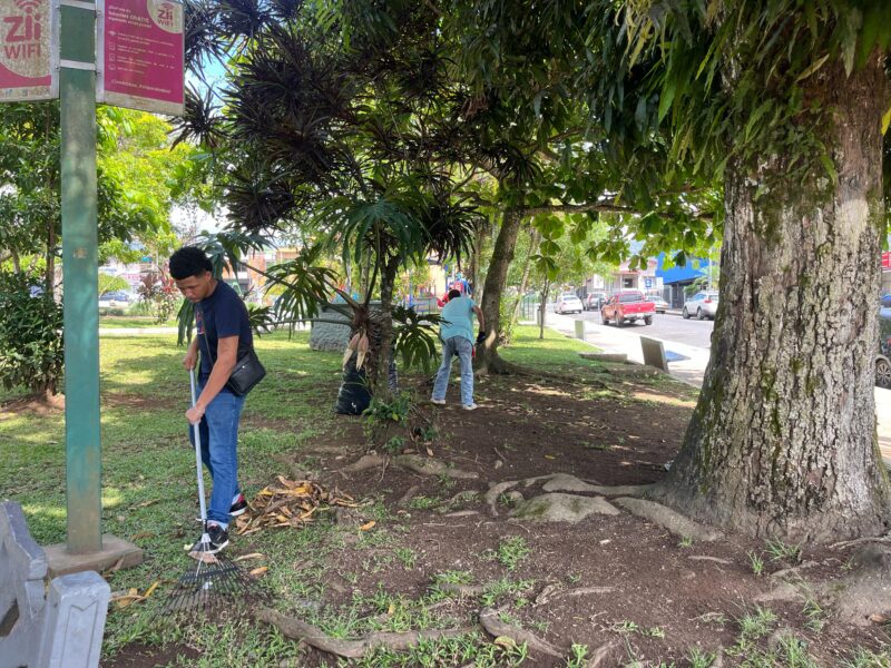 Personas en condición de calle limpian parque en Turrialba. Foto: Cortesía.