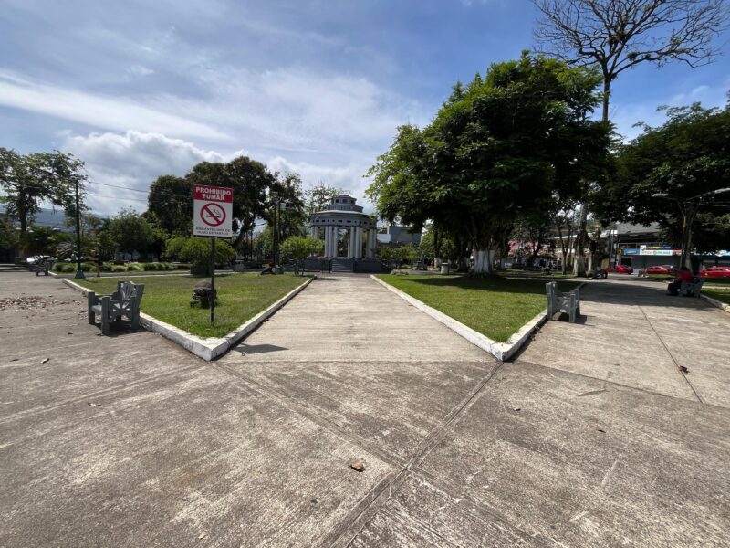 Personas en condición de calle limpian parque en Turrialba. Foto: Cortesía.