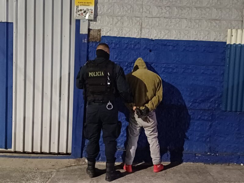 Policía detiene a 4 sospechosos de intento de homicidio. 