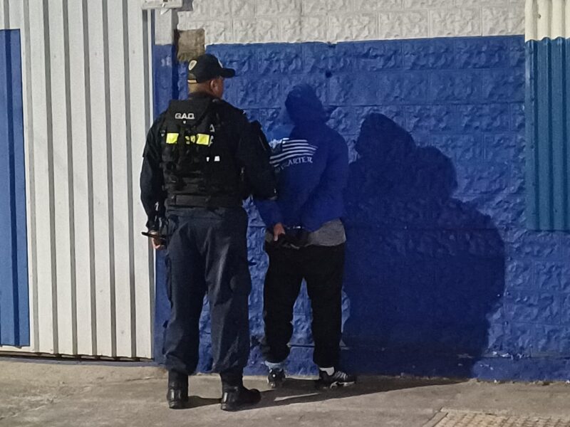 Policía detiene a 4 sospechosos de intento de homicidio. 