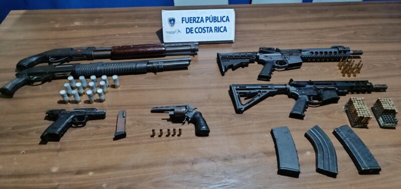 Fuerza Pública decomisa armas de fuego en Alajuelita. Foto: MSP. 