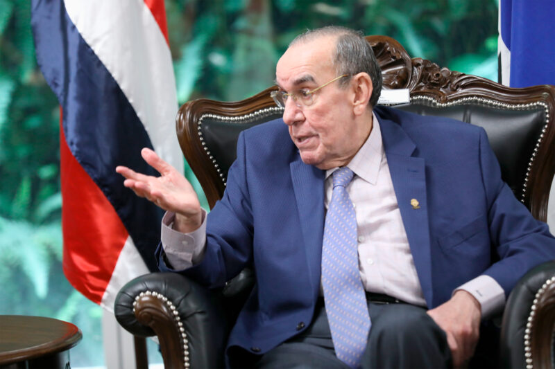 Arias restó importancia a las declaraciones de Chaves y aseguró que le querían hacer un golpe de Estado.