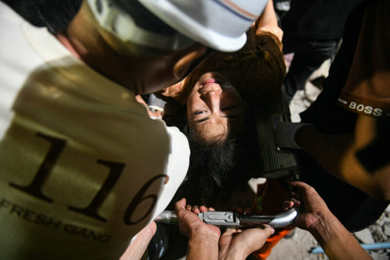 Sobreviviente de terremoto en Myanmar. Foto: AFP.