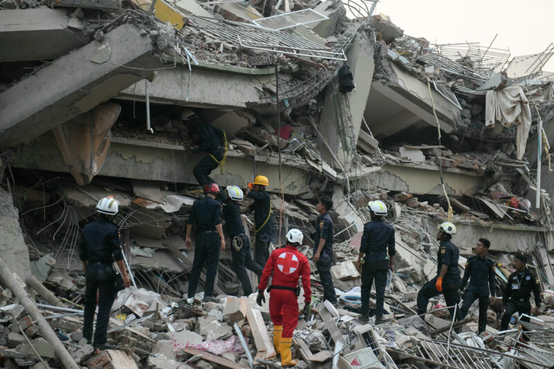 Sobreviviente de terremoto en Myanmar. Foto: AFP.