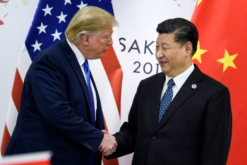 Presidente Trump a la izquierda estrechando mano con presidente Xi Jinping