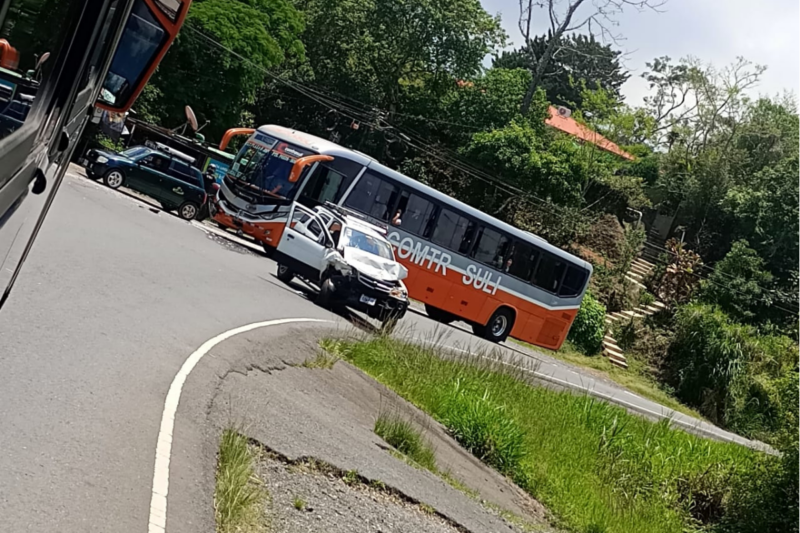 Colisión entre autobús y vehículo.