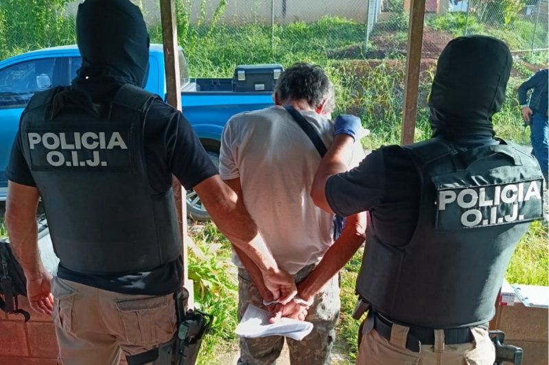 Sospechoso detenido en allanamiento por el OIJ.